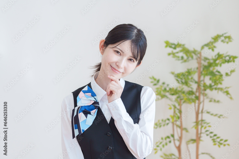 考える女性スタッフ