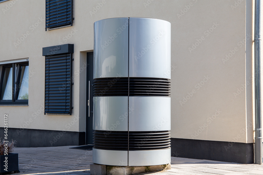 Luft- und Wasserwärmepumpe an einem neuen Wohnhaus - obrazy, fototapety, plakaty 