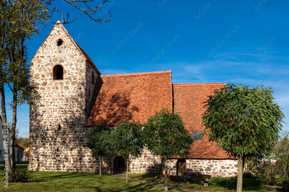 Blick auf die malerische Wehrkirche in Mahlsdorf in Sachsen-Anhalt.