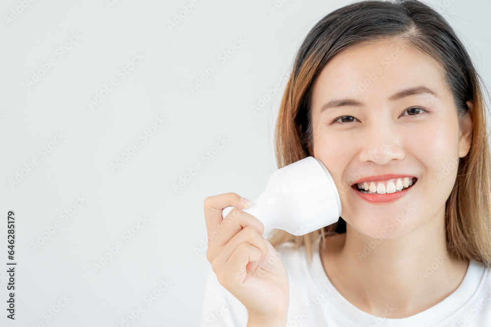 beautiful Asian women use tools to tighten their pores. Healthy faces. Facial care and treatment. Skin advertising. Face cream, anti wrinkle, baby face, whitening, moisturizing, pore tightening serum beautiful Asian women use tools to tighten their pores. Healthy faces. Facial care and treatment. Skin advertising. Face cream, anti wrinkle, baby face, whitening, moisturizing, pore tightening serum