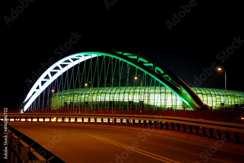 Nocny widok na wiadukt i stadion w Gdańsku