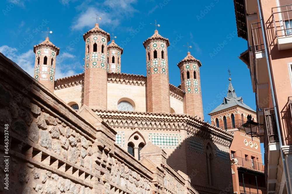 Fototapeta premium Vista de la cúpula mudéjar de una iglesia en la ciudad de Teruel, Aragón, España.