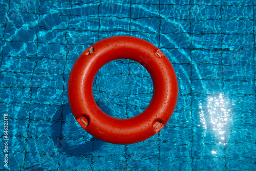 Konzept Sicherheit im Schwimmbad mit einem orangenfarbenen Rettungsring im Pool