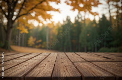 Vue en perspective d'une table en bois avec un fond flou d'arbres en automne  photo