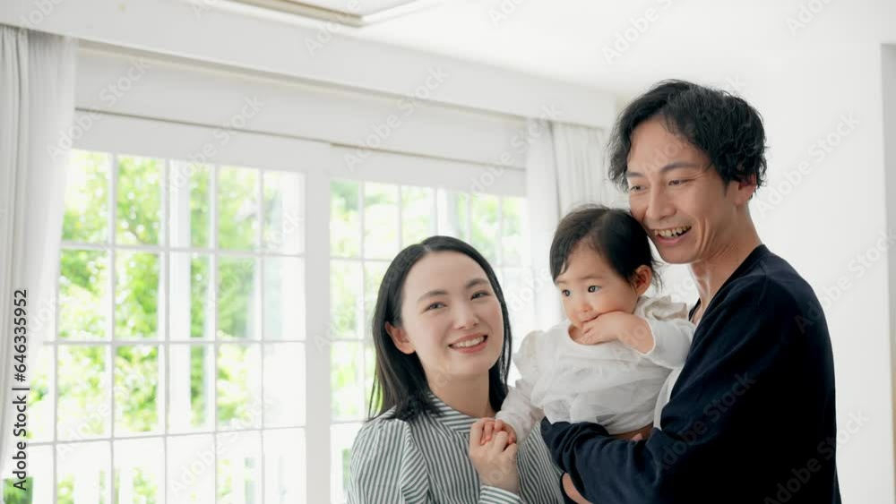 赤ちゃんを抱っこする夫婦 赤ちゃんを抱っこする夫婦