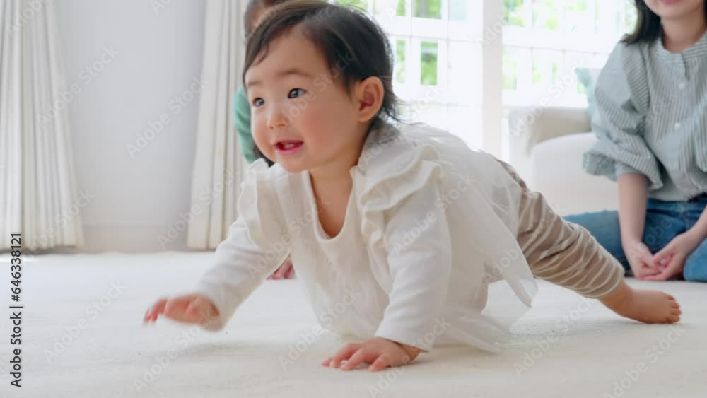 赤ちゃんと遊ぶ三世代家族 赤ちゃんと遊ぶ三世代家族