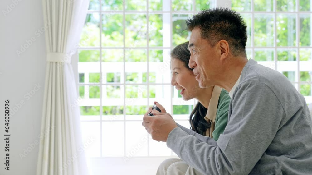 ゲームをするシニア夫婦 ゲームをするシニア夫婦