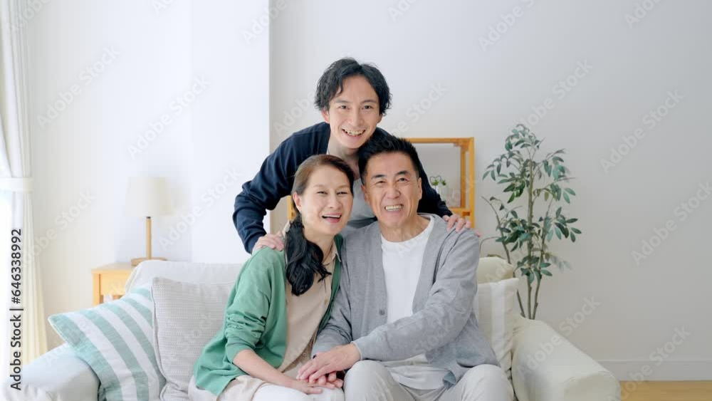 笑顔で話す若い男性とシニア夫婦