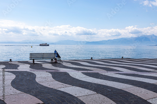Jezioro Garda, miasto Lazise we Włoszech. Lazise to malownicza i bardzo klimatyczna miejscowość, znajdująca się na wschodnim brzegu jeziora Garda.