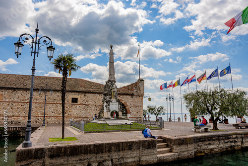 Jezioro Garda, miasto Lazise we Włoszech. Lazise to malownicza i bardzo klimatyczna miejscowość, znajdująca się na wschodnim brzegu jeziora Garda.