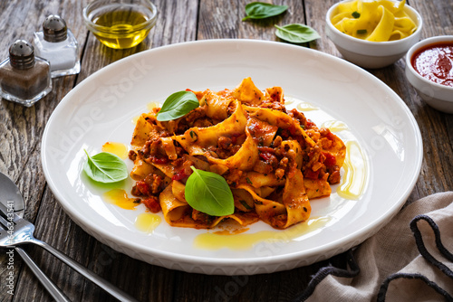 Foto Tagliatelle con ragù alla bolognese - pasta with minced meat and tomato sauce on