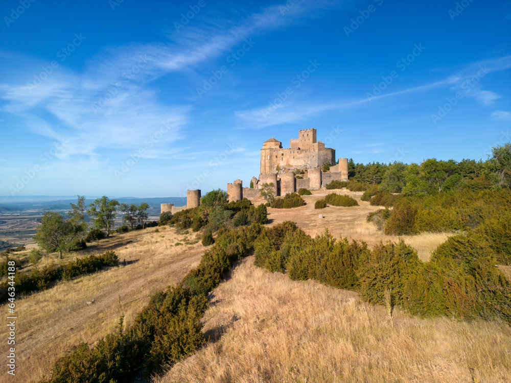 vista del bonito castillo abadía de Loarre en la provincia de Huesca, España	