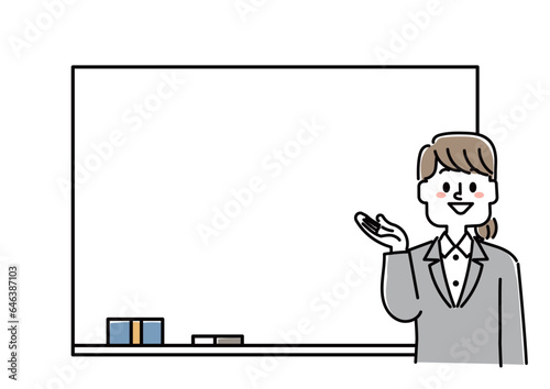 ホワイトボードの前で説明する会社員の女性