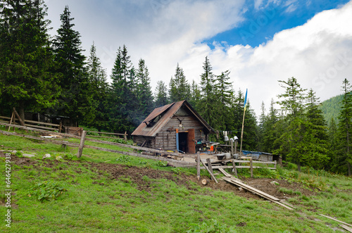 Fototapeta Naklejka Na Ścianę i Meble -  A shepherd's alpine house in the Ukrainian Carpathians. Tourism