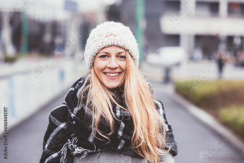 Ypung beautiful woman portrait posing outdoors smiling © Eugenio Marongiu