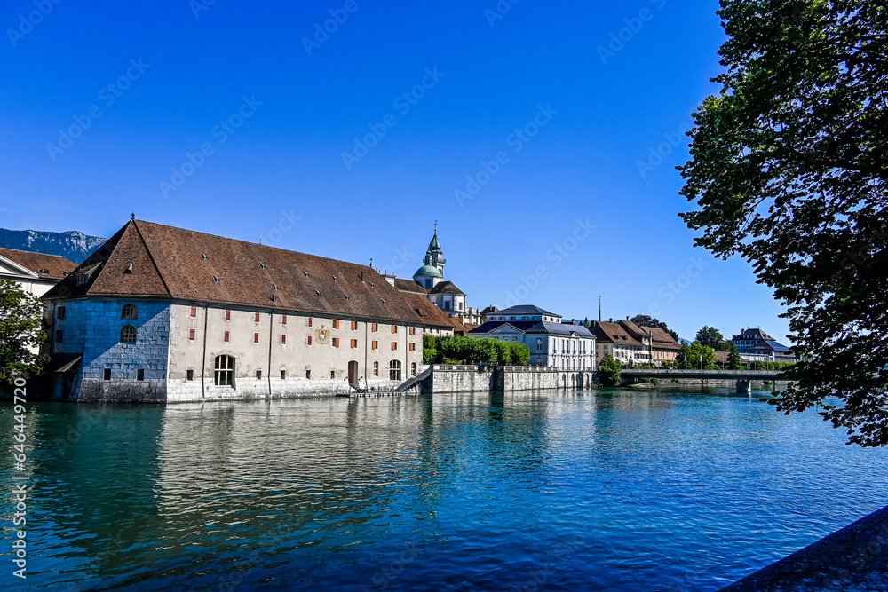 Obraz premium Solothurn, St. Ursen-Kathedrale, Aare, Kreuzackerbrücke, Altstadt, Kathedrale, Barock, Stadt, Fluss, Landhausquai, Uferweg, Sommer, Schweiz