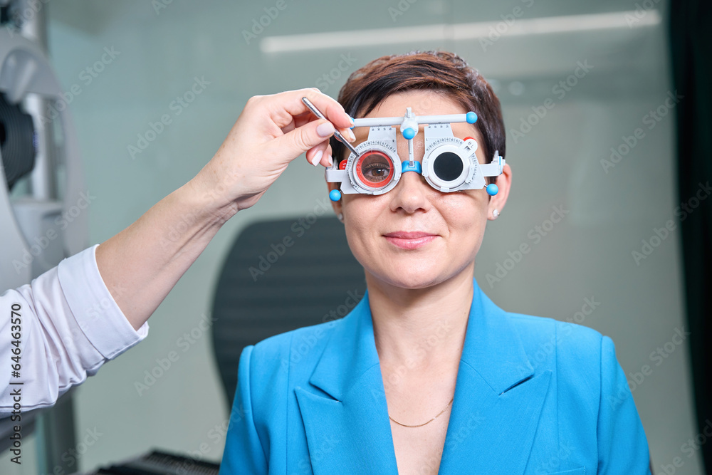 Ταπετσαρία Woman taking monocular subjective refraction test assisted by ophthalmic