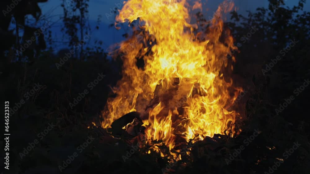 A big fire, firewood and garbage are burning. There was a fire at night, environmental pollution. A fire that is difficult to put out. a tall pillar of fire. A big fire, firewood and garbage are burning. There was a fire at night, environmental pollution. A fire that is difficult to put out. a tall pillar of fire.
