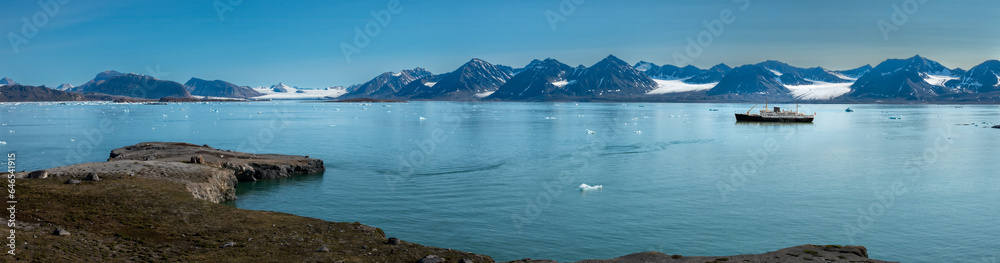 Stunning glacial seascapes along the Kongsfjorden, Northern Spitsbergen, Svalbard, Norway