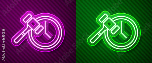 Glowing neon line Auction hammer icon isolated on purple and green background. Gavel - hammer of judge or auctioneer. Bidding process, deal done. Auction bidding. Vector