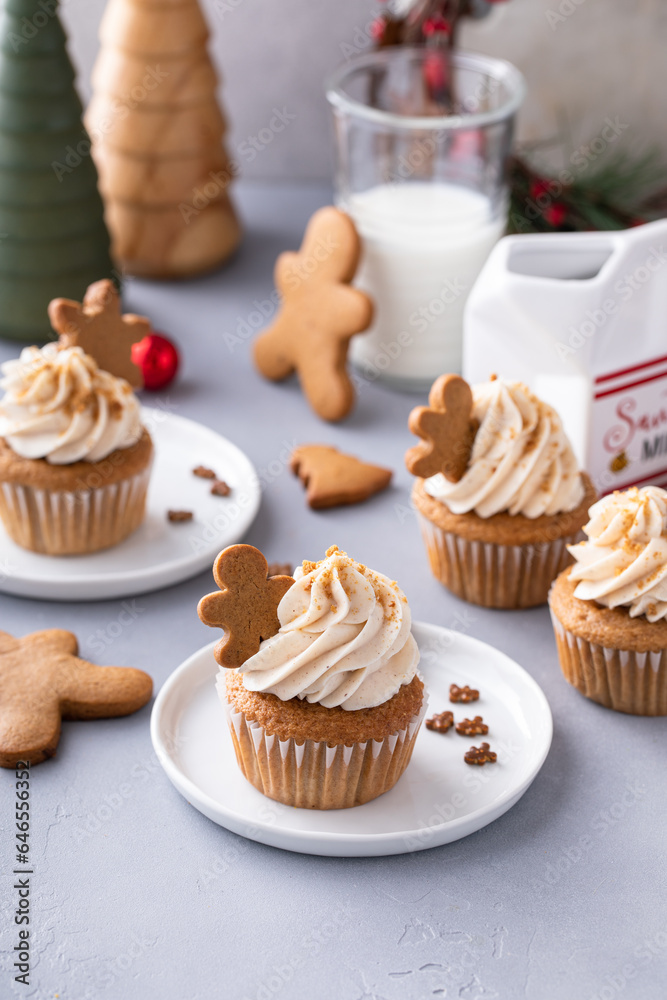 Gingerbread cupcakes with warm winter spices topped with little gingerbread cookies for Christmas Gingerbread cupcakes with warm winter spices topped with little gingerbread cookies for Christmas