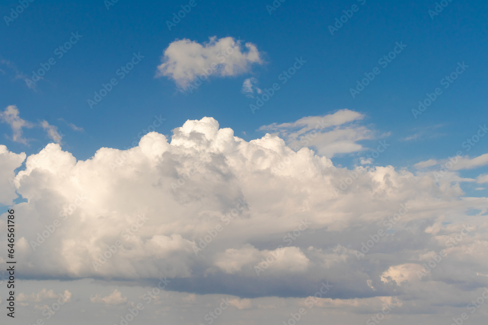 Fototapeta premium A dramatic sky and clouds on a beautiful clear day.