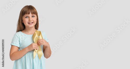 Little girl holding golden ...