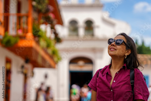 mujer turista por colombia