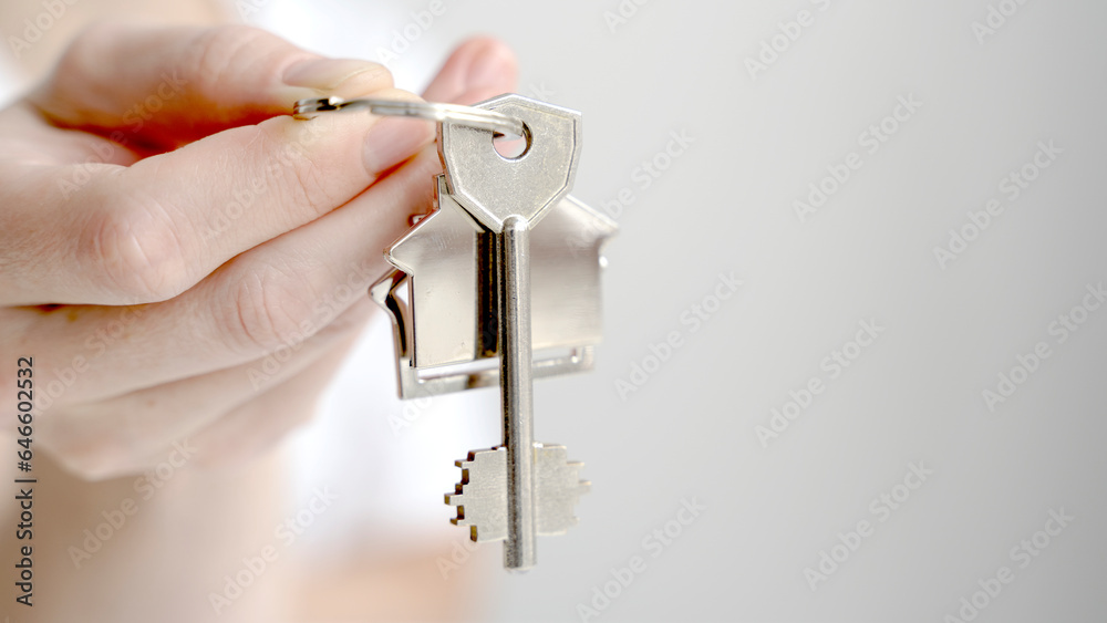 the keys to the apartment are in the hands of the girl - obrazy, fototapety, plakaty 