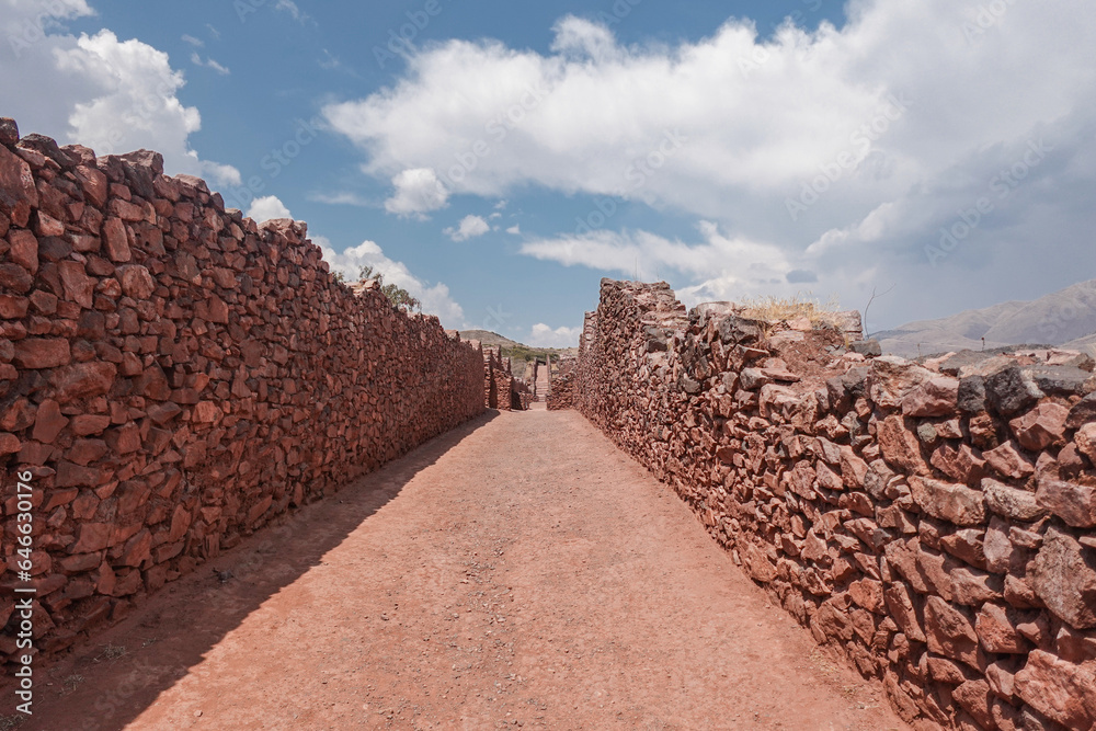 Recinto arqueológico de Pikillacta en Cusco, Perú, construcción antigua hecha por rocas en los Andes