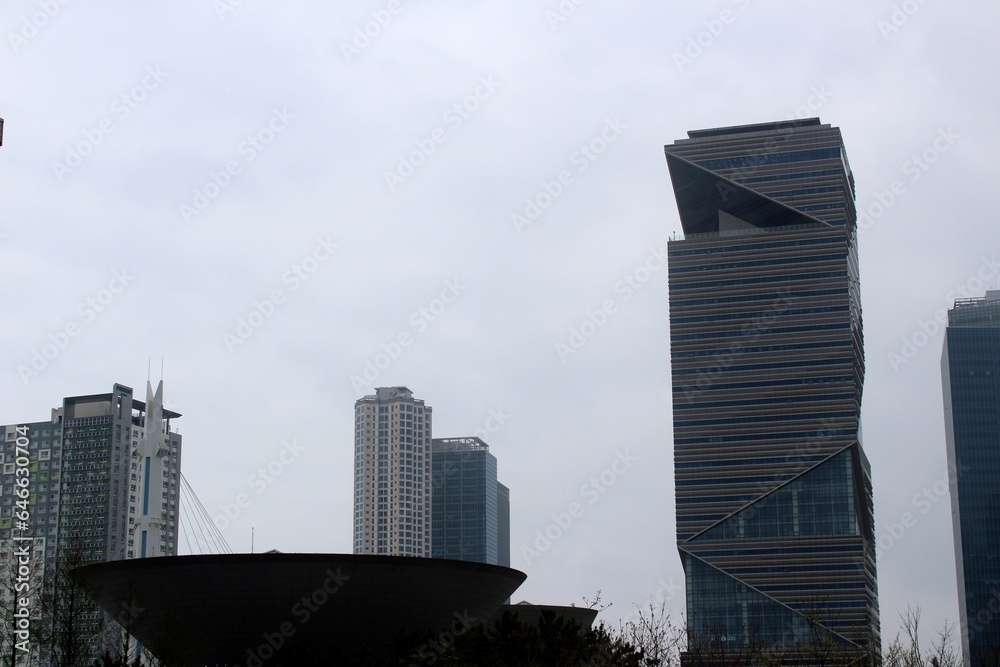 Obraz premium Seoul – April 17, 2016: Songdo Central Park is a public park in the Songdo district of Incheon, South Korea. The park is the centerpiece of Songdo IBD's green space plan, inspired by New York City's