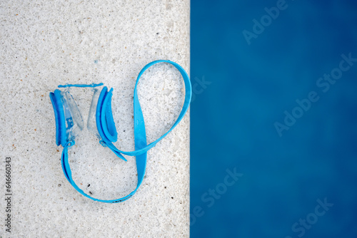 gafas para nadar junto a la alberca azul