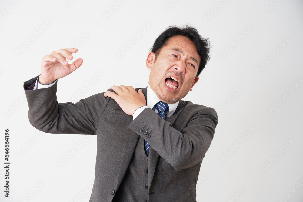 肩こりの中年のビジネスマン　白背景
