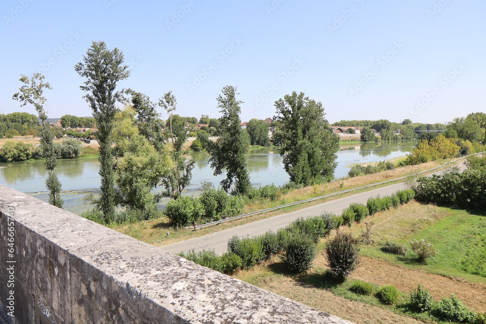 Le fleuve la Garonne, ville de Agen, département du Lot et Garonne, France