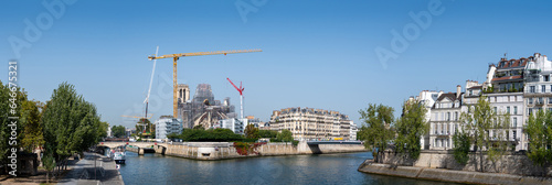 Vue panoramique de l'île de la Cité à Paris, France: Echafaudages, grues, travaux de reconstruction et de restauration de la cathédrale Notre-Dame de Paris après sa destruction par un incendie en 2019
