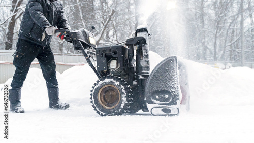 Foto a janitor on a snowplow removes snow in the courtyard of a residential building