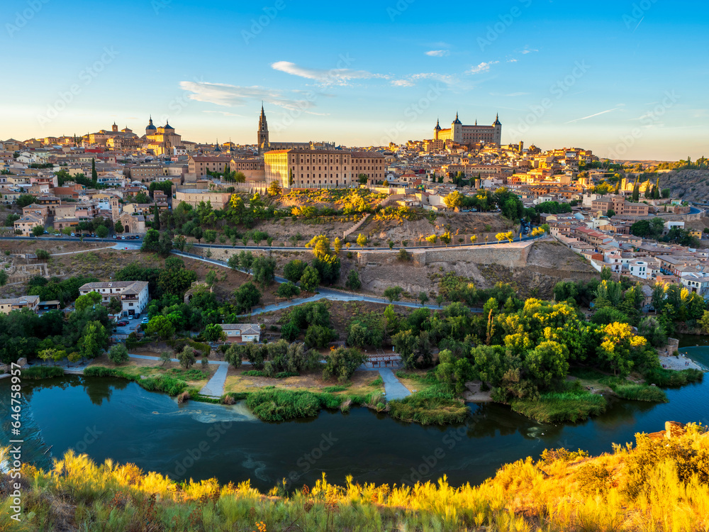 Fototapeta premium Panorámica de Toledo y el rio