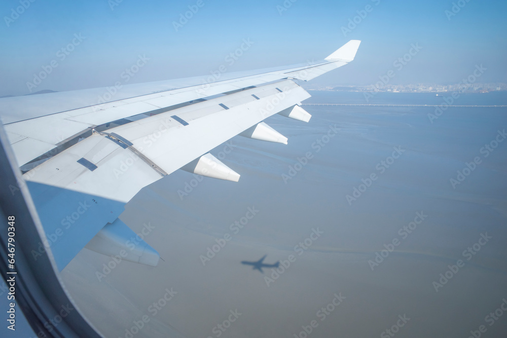 Obraz premium 着陸する飛行機から見た海と機影