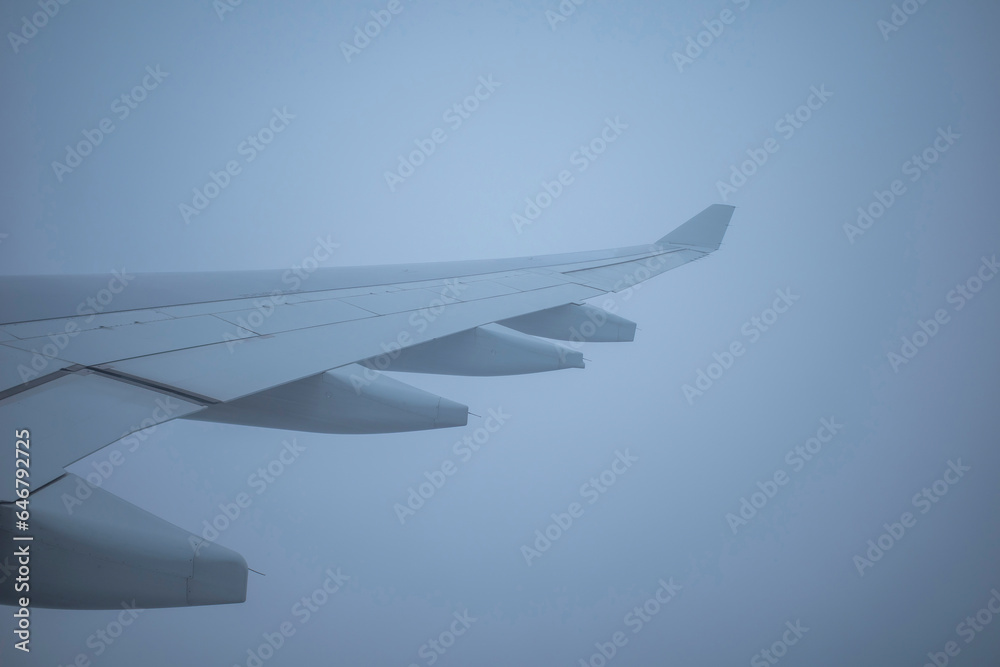 Obraz premium 飛行機から来た雲の中