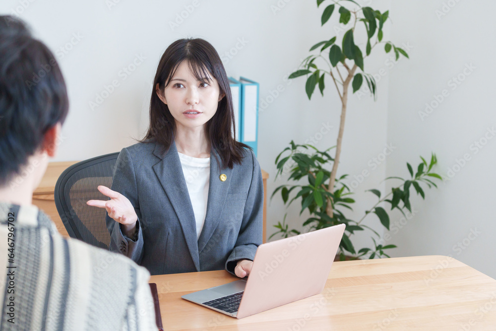 依頼人と話す女性弁護士