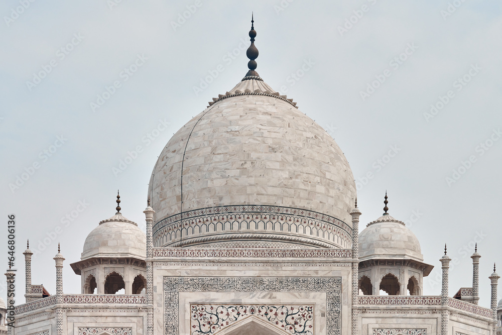 Obraz premium Close up Taj Mahal dome white marble mausoleum landmark in Agra, Uttar Pradesh, India, beautiful dome of ancient tomb building of Mughal architecture, popular touristic place