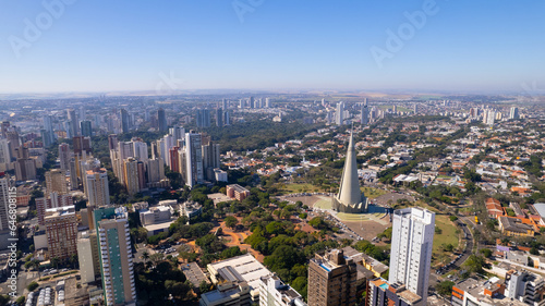 Maringá, vista aérea da cidade de maringá, paraná, brasil. Catedral de Maringá, Parque do Ingá.