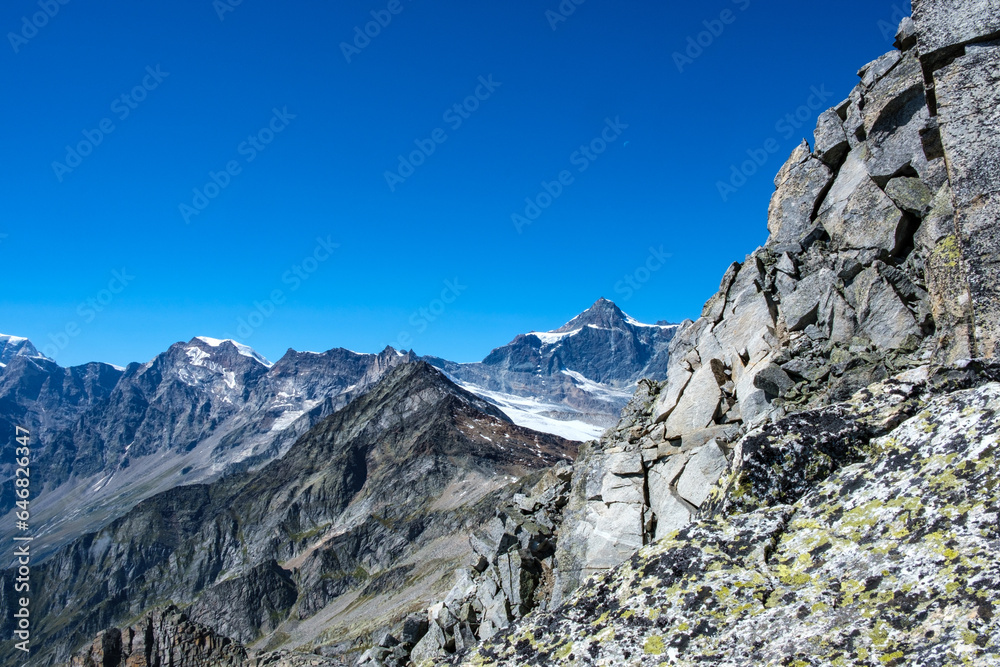 Stralhorn 4190m dalla vetta dello Joderhorn. Gruppo Monte Rosa