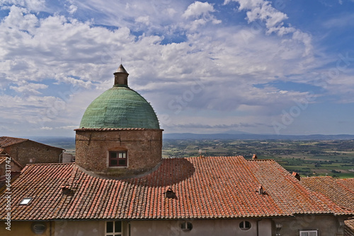 Cortona, tetti e cupole della città sulla Val di Chiana - Arezzo photo