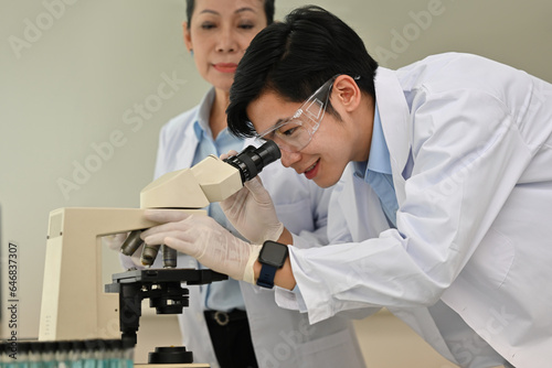 Young Scientist and Senior researcher working in The Laboratory