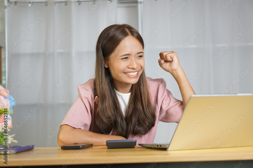 Online sellers are happy that profits are better than the target. Online sellers are happy that profits are better than the target.