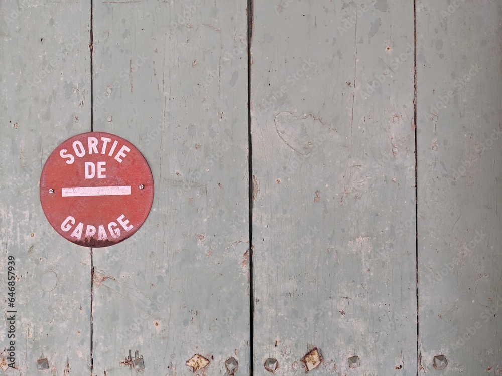 Vieille porte de garage avec un panneau sortie de garage Vieille porte de garage avec un panneau sortie de garage