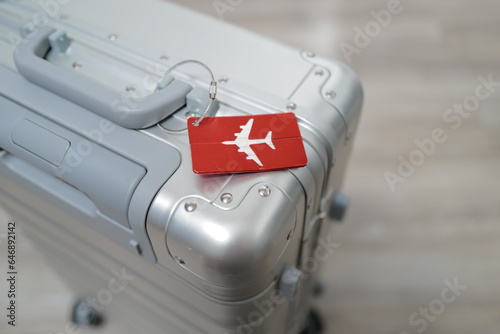 valise alu et étiquette avion