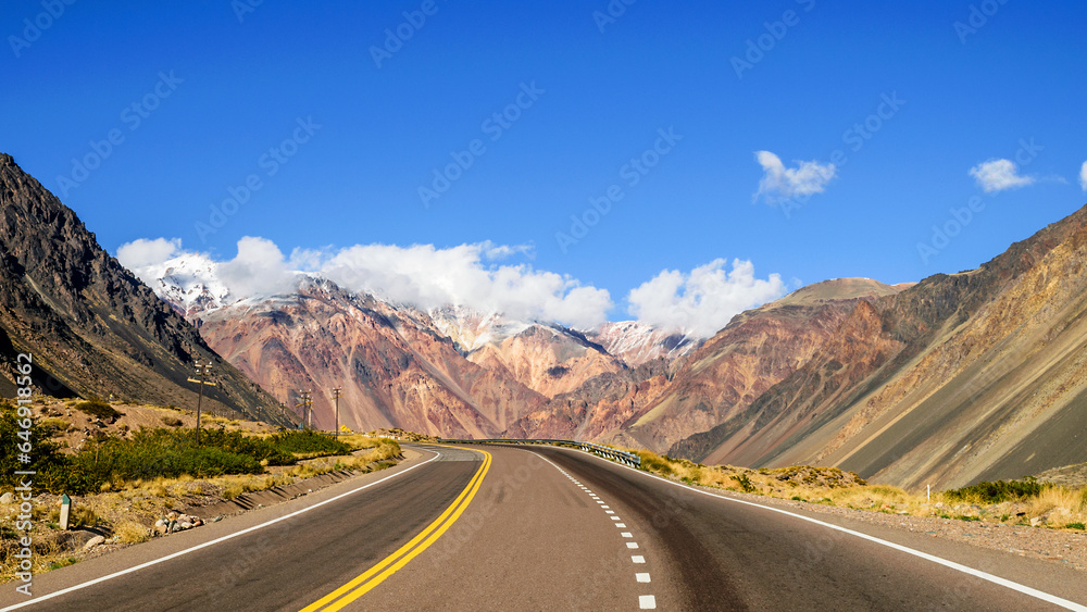 Vemos ruta 7 camino a Chile , es el paso Mendoza Chile , hermosas montañas texturas y parte de la cordillera de los Andes.