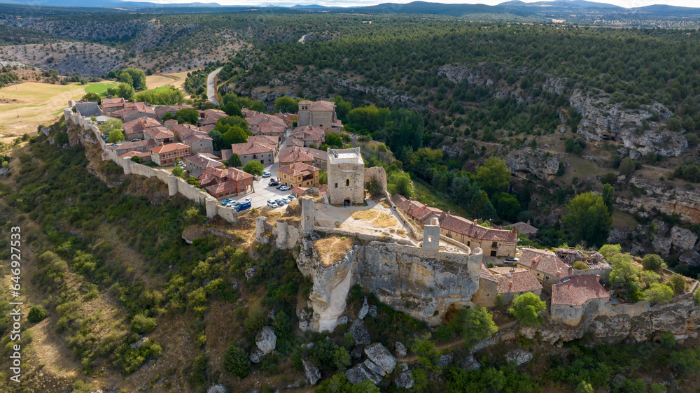 vista del hermoso pueblo medieval de Calatañazor en la provincia de Soria, España